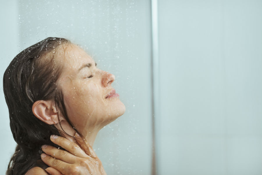 Lavar o cabelo com água quente danifica o cabelo