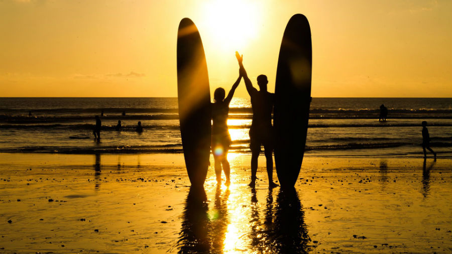 casal que surfa juntos